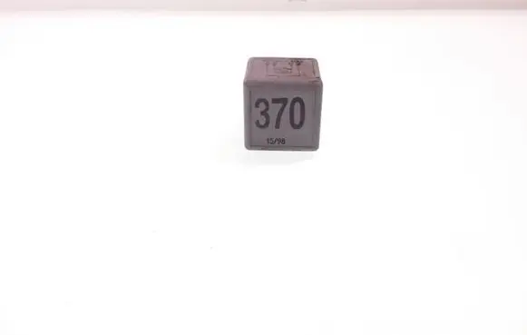 Volkswagen PASSAT B5 Other relay 8D0951253 370