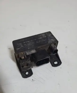 Mercedes-Benz E W211 Glow plug pre-heat relay 0255452832 899075000