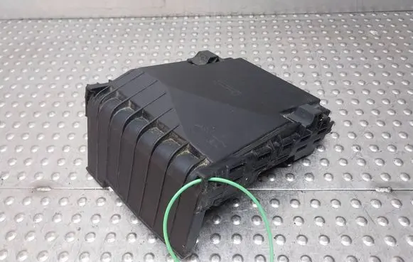 Volkswagen PASSAT B7 Fuse box cover S26380392 1K0937132F