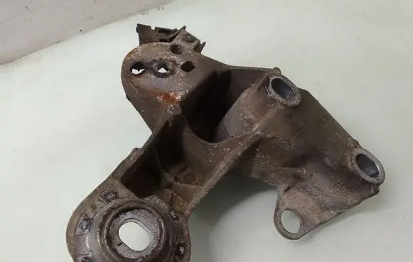 Skoda Superb B5 (3U) Engine mounting bracket 8E0199352F