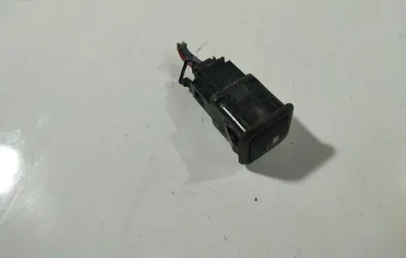 Volkswagen Golf IV Fuel tank opening switch 