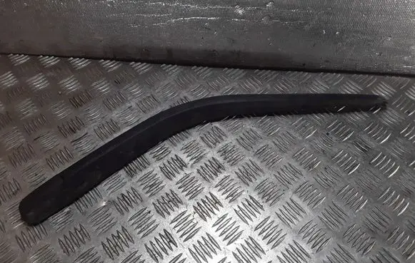 Rear wiper blade arm