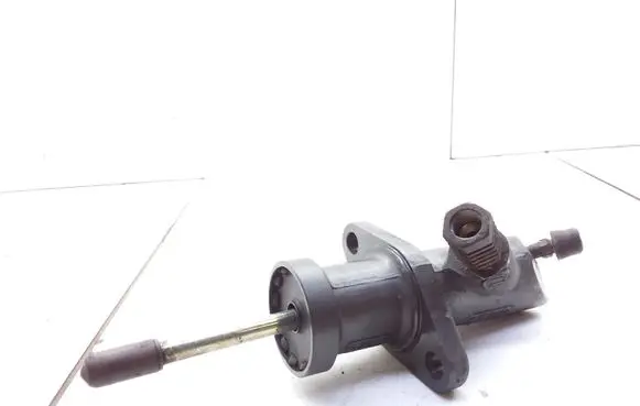 BMW 5 E39 Clutch master cylinder 6642 G7361