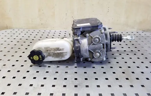 Tesla Model S Master brake cylinder 103712300B 0204N00015
