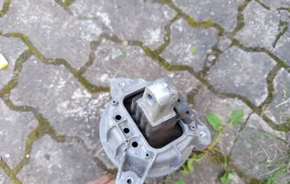 BMW 5 F10 F11 Engine mount bracket 6785601 281016