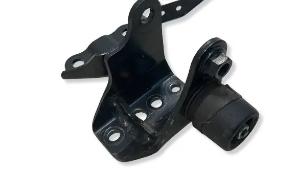 Toyota Avensis T270 Engine mounting bracket 