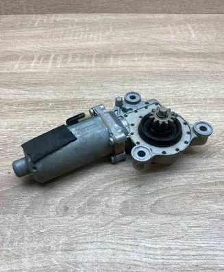 Volvo 850 Front door window regulator motor 186447000 0130821604