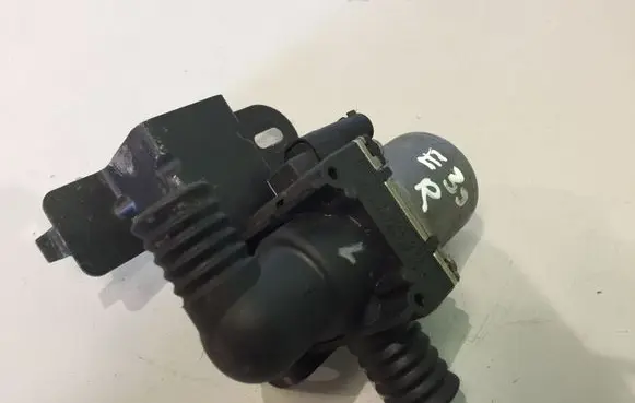 BMW 5 E39 Coolant heater control valve 8363805 1147412117