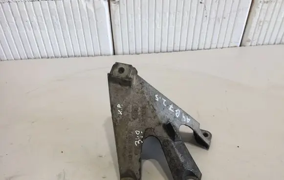 Audi A4 S4 B7 8E 8H Engine mounting bracket 8E0199307F
