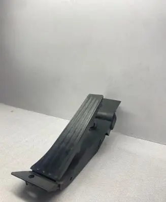 Accelerator throttle pedal