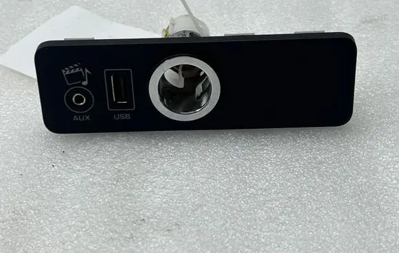 Jaguar XF X250 USB socket connector 28339197