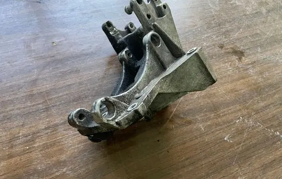 Peugeot 807 Generator/alternator bracket 9643834880