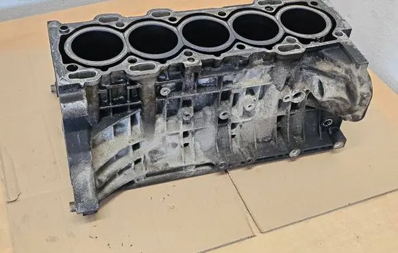 Volvo XC70 Engine block 30677367