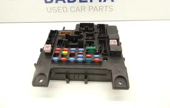Peugeot 4007 Fuse module 8637A824 50R411F02 DS8