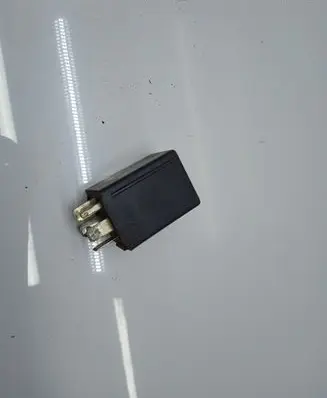 Volkswagen Golf III Window wiper relay 90069864