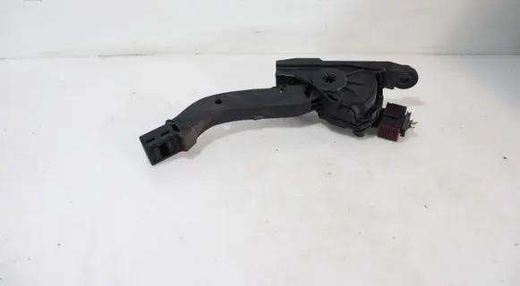 Accelerator throttle pedal