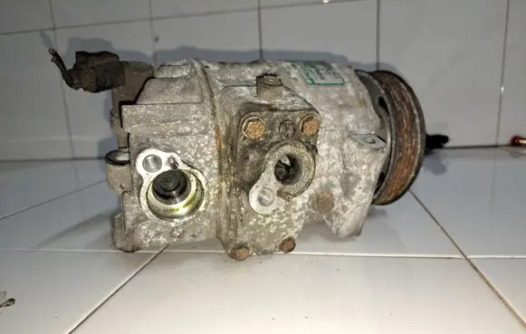 Volkswagen PASSAT B6 Air conditioning (A/C) compressor (pump) 1K0820803G