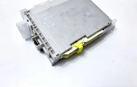 Toyota Yaris Comfort/convenience module 892210D870 8273052K40