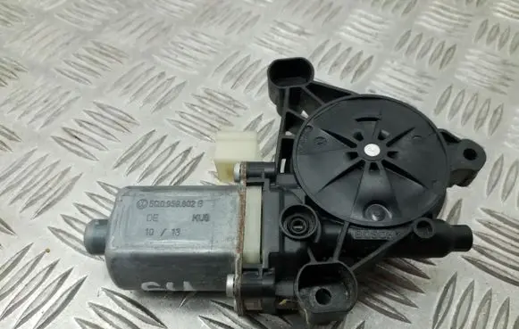 Volkswagen Golf VII Front door window regulator motor 5Q0959802B