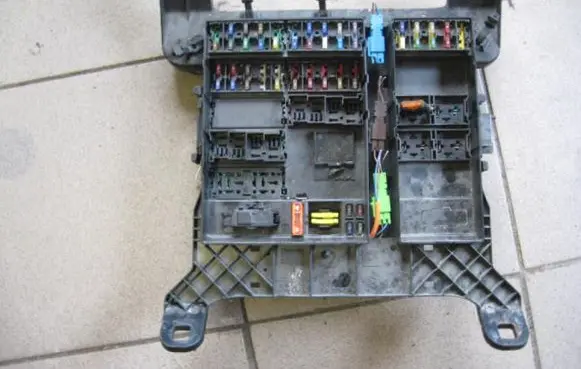 Renault Espace III Fuse module 6025307195