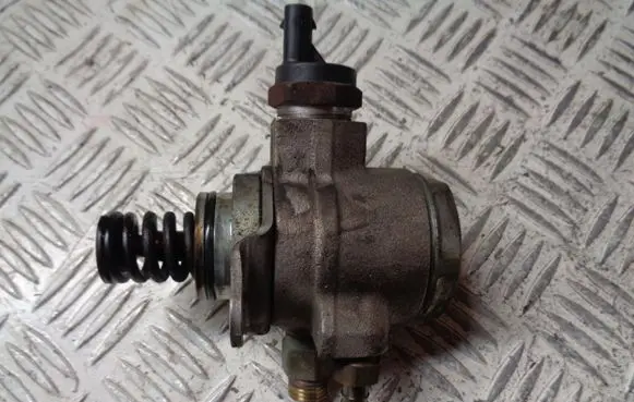 Seat Ibiza IV (6J,6P) Fuel injection high pressure pump 03C127026D