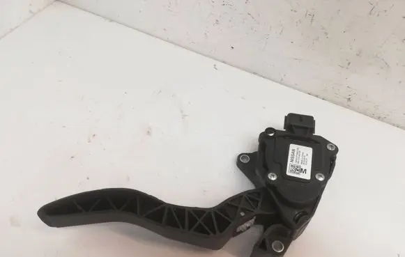 Accelerator throttle pedal