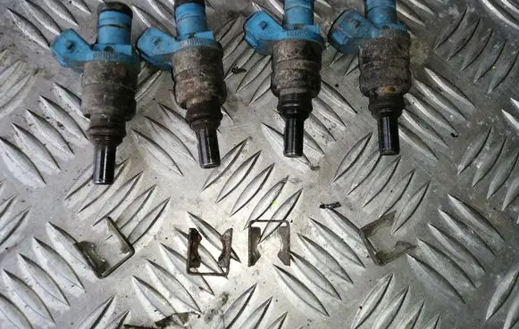 Volkswagen PASSAT B5 Fuel injectors set 058133551F