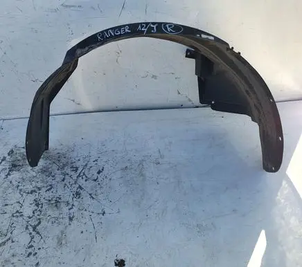 Front wheel arch liner splash guards
