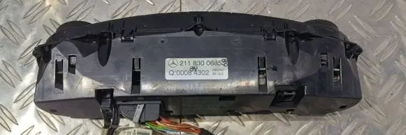 Mercedes-Benz E W211 Climate control unit 2118300685 00084302