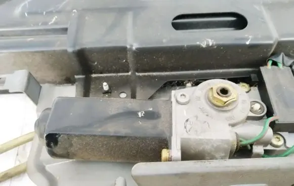 Mazda 626 Sunroof motor/actuator t1608010