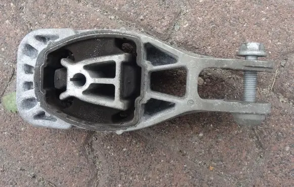 Engine mount vacuum valve