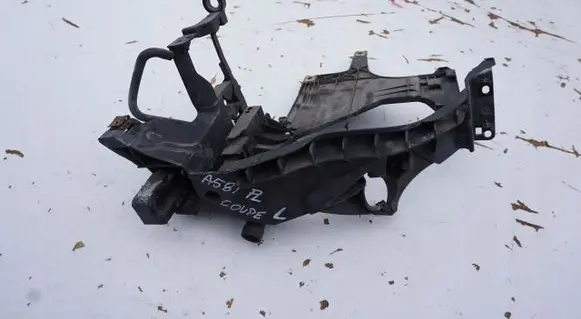 Headlight/headlamp mounting bracket