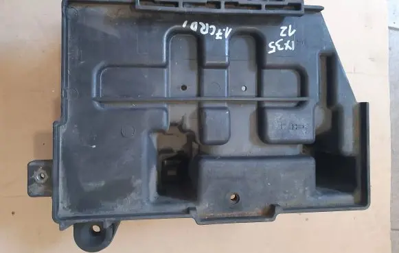 Hyundai ix35 Battery box tray 371502S200