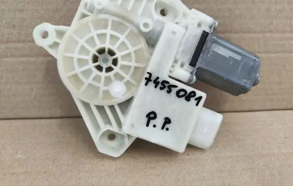 BMW X3 G01 Front door window regulator motor 7455081