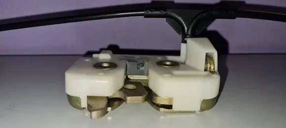 Engine bonnet/hood lock/catch