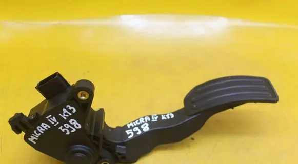 Accelerator throttle pedal