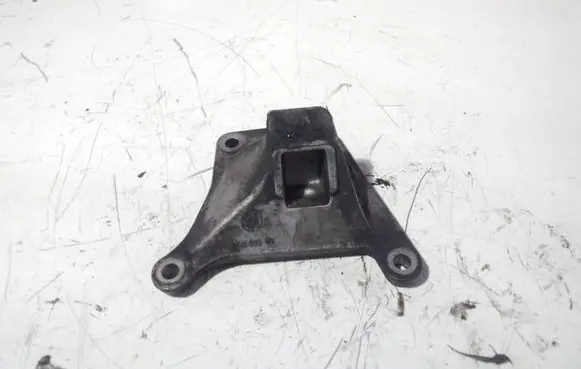 BMW 7 E65 E66 Engine mounting bracket 6758403 675840301