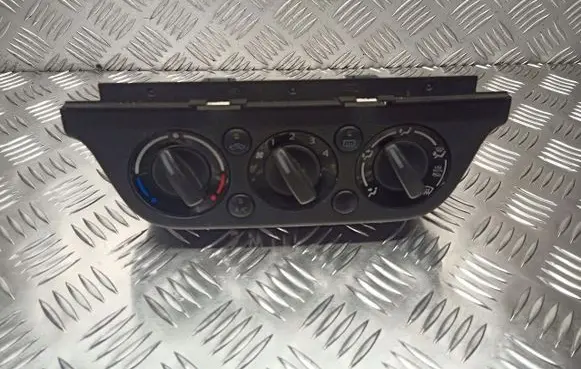 Suzuki Swift I Interior fan control switch 