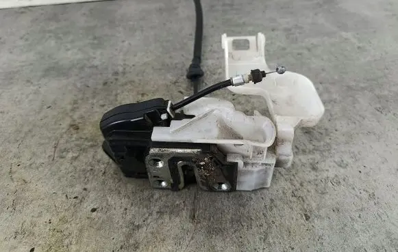 KIA Ceed Front door lock VALEO