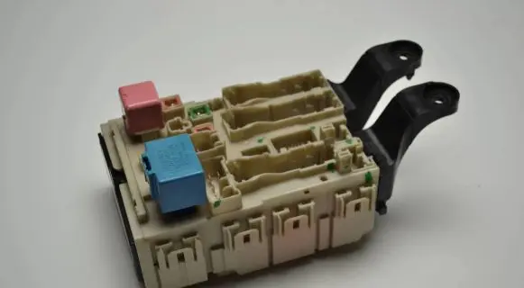 Toyota Avensis T270 Fuse module 8273005170C 154211C03