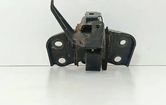 Engine mount vacuum valve
