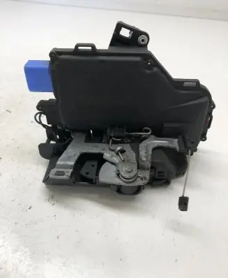Volkswagen Golf V Rear door lock 7L0839015D