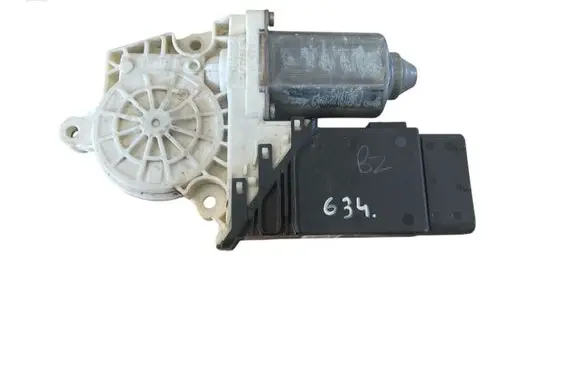 Volkswagen Golf IV Front door window regulator motor 101434202