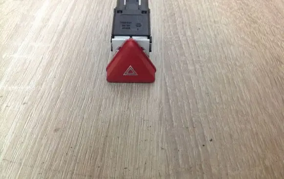 Volkswagen Golf V Hazard light switch