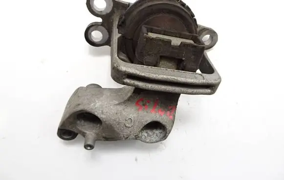 Engine mounting bracket