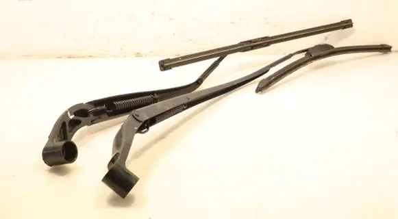 Front wiper blade arm