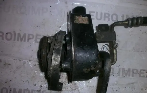 Renault Clio I Power steering pump 7700599543