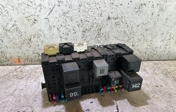 Volkswagen Golf III Fuse box set 357937039