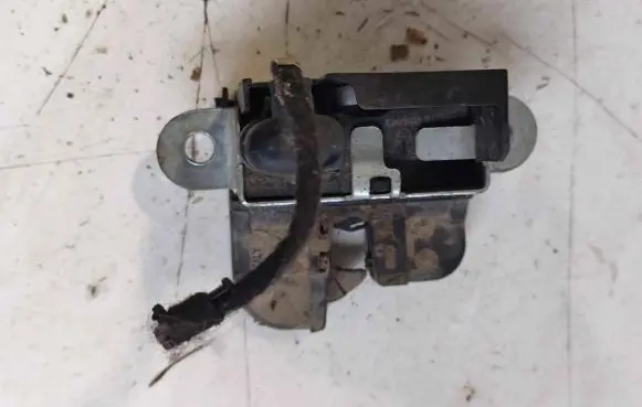 Volkswagen Touran II Tailgate/trunk/boot lock/catch/latch 8k0973704