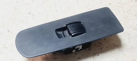 Mitsubishi Colt Electric window control switch MR587944